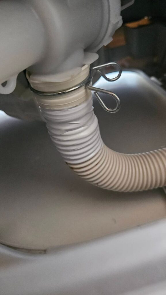 排水ホースの付け根にビニールテープを巻いた状態